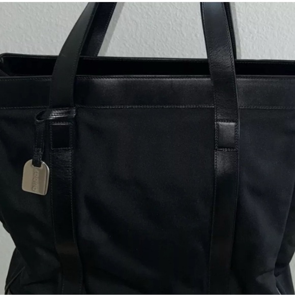 Gucci Black Tote Bag with Spacious Design and Durable Material - Picture 3 of 14